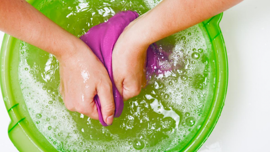 Не прати, а прасувати: як прибрати жирні плями з одягу