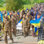 Коровай ділили на кладовищі: на Волині попрощалися із 24-річним Героєм Петром Олендром