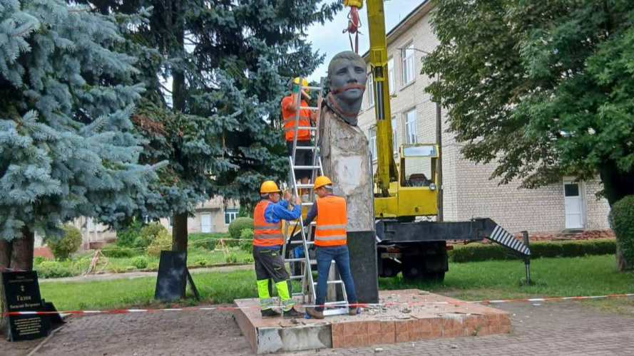 У селищі на Волині демонтували радянський пам’ятник