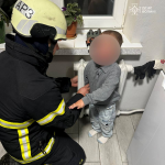 Рука застрягла в радіаторі: у Луцьку надзвичайники врятували 3-річного хлопчика
