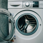 Бруд вийшов чорними пластівцями: яким копійчаним засобом ефективно очистити пральну машину