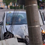 У Луцьку автівка влетіла у стовп: є постраждалий