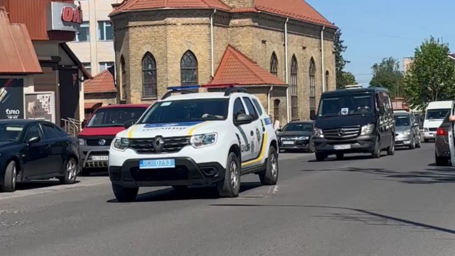 Загинув поблизу Очеретиного: на Волині коридором шани попрощалися з Героєм Іваном Толочком. Відео