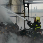 «Головне, що всі живі»: у Луцьку після вибухів згоріли гаражі та автівки