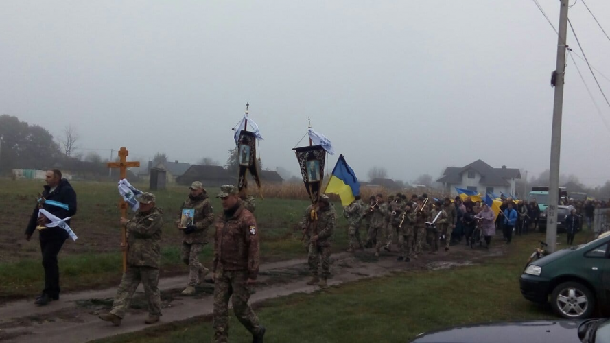 Син - на фронті, у доньок воюють чоловіки, а у дружини - брат: на Волині попрощалися із загиблим захисником Миколою Харківцем