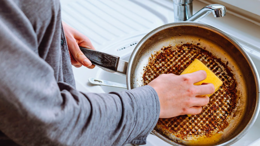 Очистить будь-яку сковорідку зовні і всередині за лічені хвилини: потрібен лише один домашній засіб