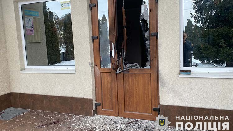 На Тернопільщині кинули гранату в приміщення селищної ради. Фото