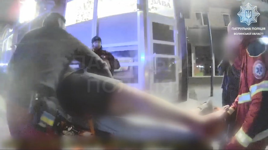 У центрі Луцька невідомий поранив хлопця ножем: показали відео із затримання