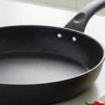 Як відновити антипригарне покриття на сковороді: один простий секрет — і до неї нічого не прилипатиме