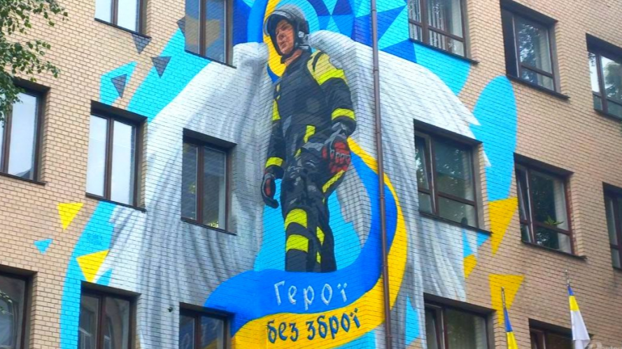 Герої без зброї: у Києві з'явився мурал на честь рятувальників