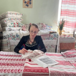 Від рушників до сорочок: волинська майстриня створила понад 500 виробів у давній техніці