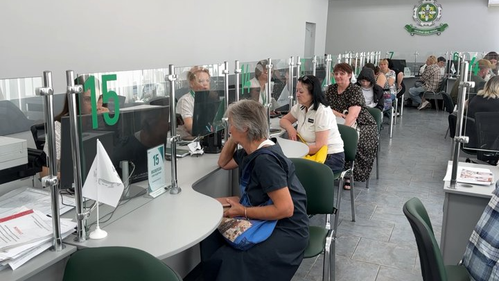 На Волині - черги до сервісних центрів Пенсійного фонду: люди масово оцифровують трудові книжки