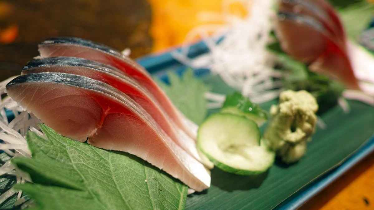 Апетитна закуска: як засолити скумбрію цілком і шматочками