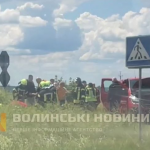 На Волині зіткнувся бус із авто дорожньої служби: є потерпілі