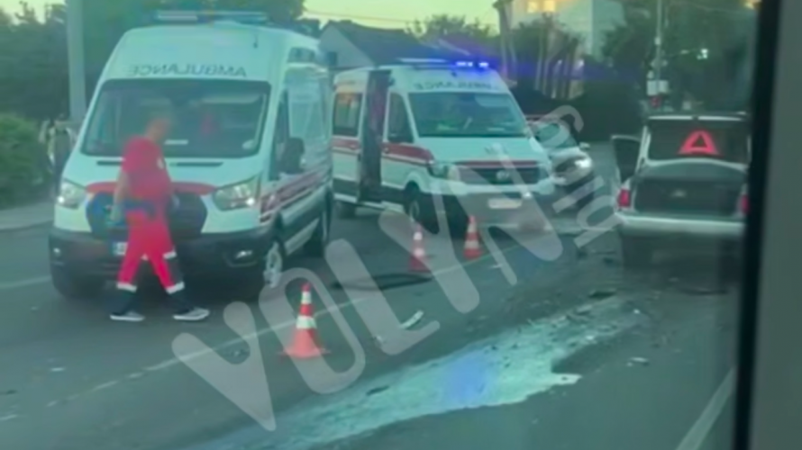 Розтрощені автівки та троє постраждалих: у Луцьку сталася аварія