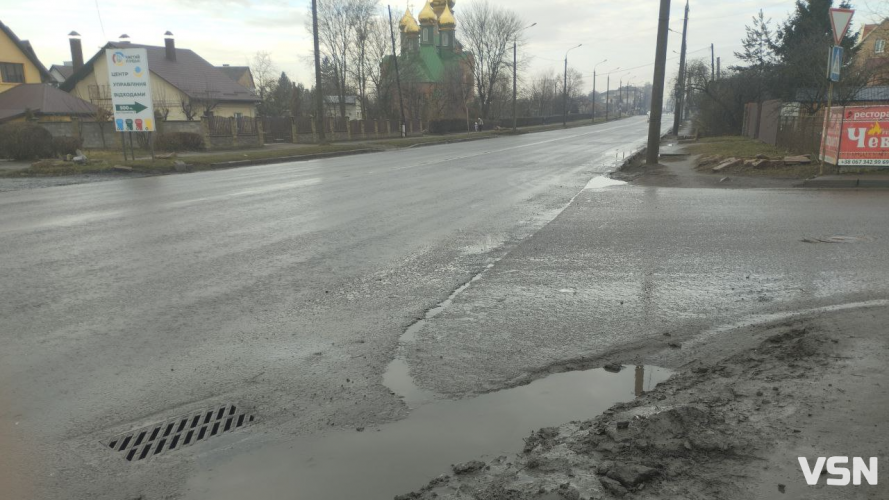 «Доводиться перестрибувати глибокі ями»: лучани скаржаться на тротуари вулиці Дубнівської