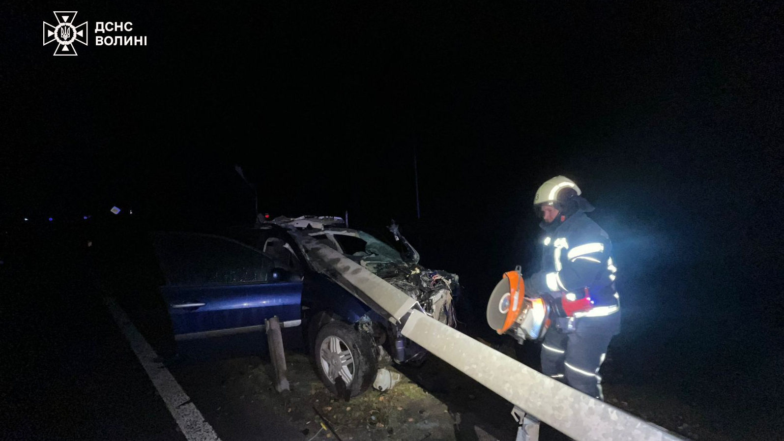 Дивом ніхто не постраждав: у селищі на Волині легковик зіткнувся з відбійником