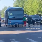 Ранкова аварія у Луцьку: автобус «підрізав» авто. Відео
