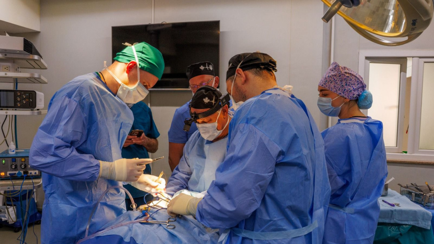 У Волинській обласній лікарні канадські хірурги безкоштовно прооперували поранених військових