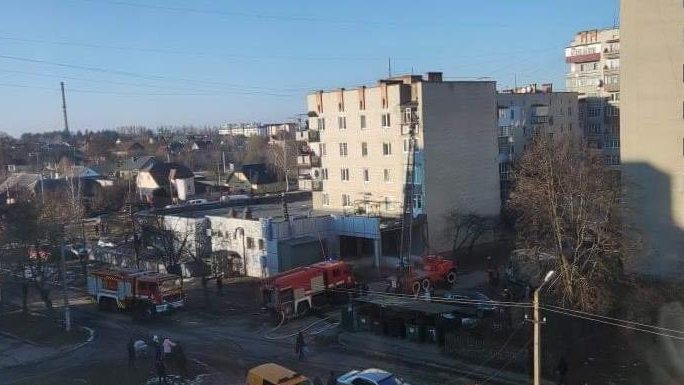 Через вікно евакуювали трьох дітей та дорослих: у місті на Волині горіла квартира