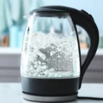 Не поспішайте купувати новий чайник: як за 10 хвилин позбутися накипу без зайвих витрат