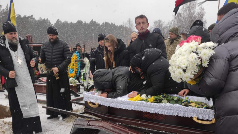 На кладовищі тепер могила її чоловіка і трьох дітей: війна забрала у волинянки вже другого сина