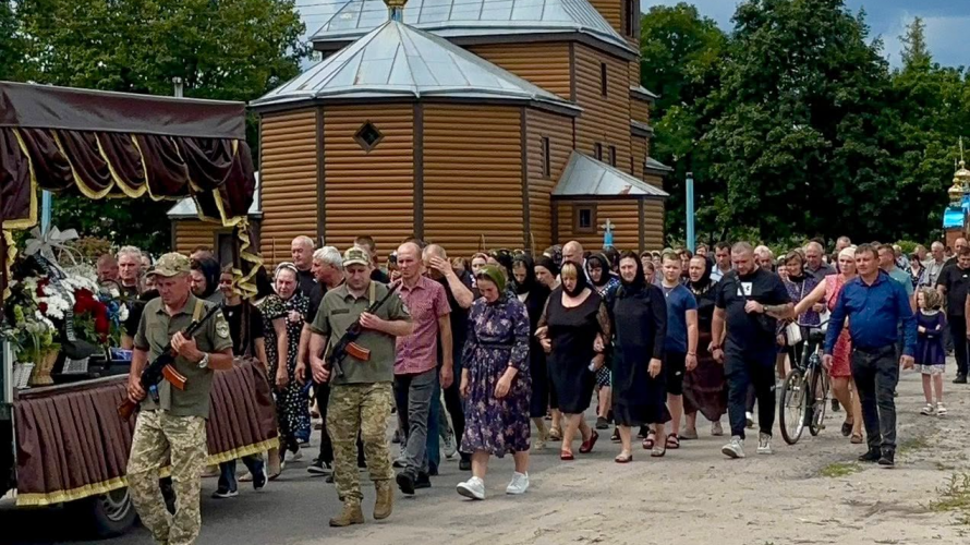 Віддав життя за Україну: на Волині попрощалися з Героєм Олегом Козловським