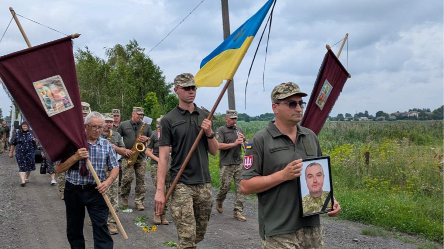 Серце не витримало пережитого на війні: на Волині попрощалися з Героєм Валерієм Вакулюком