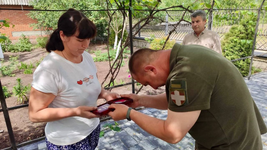 Мріяв одружитися і пожити у новозбудованій хаті: рідним п'яти Героїв з Волині вручили посмертні нагороди воїнів