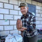 Волинянин виростив картоплину-гіганта вагою понад 1,2 кілограма