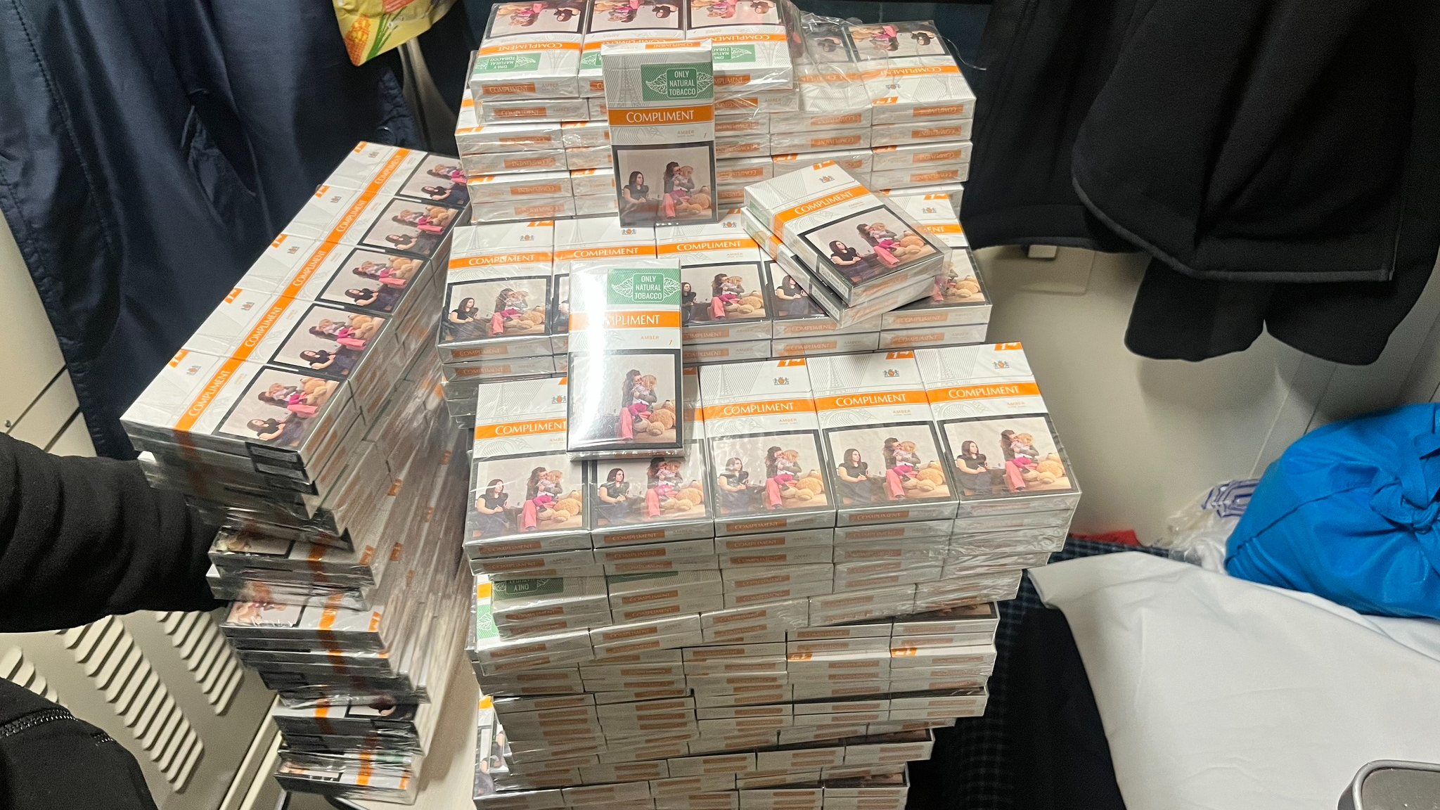 На Волині в купе провідника потяга до Польщі знайшли партію контрабандних сигарет