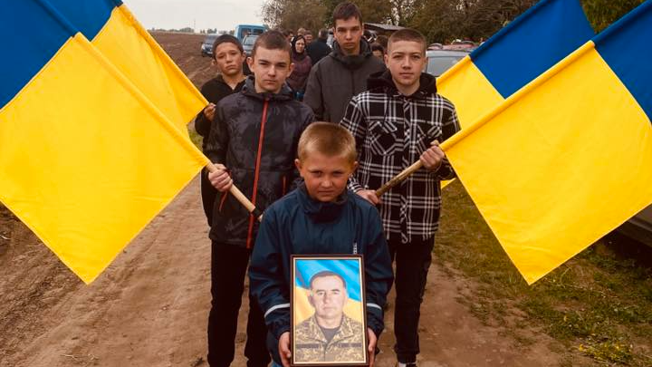 Серце воїна зупинилося після війни: волиняни попрощалися із захисником Дмитром Ляшуком