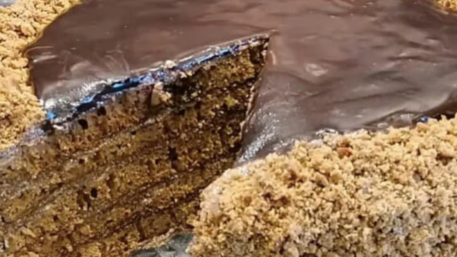 Медовик без духовки  —  ніжний торт на сковороді з шоколадною глазур’ю