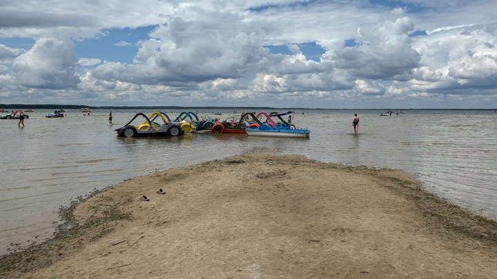 Дощі не врятували Світязь: рівень води в найбільшому озері Волині продовжує знижуватися
