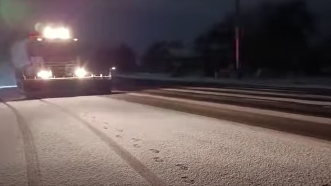 Сніг, мороз і вітер: як дорожники Волині працювали вночі