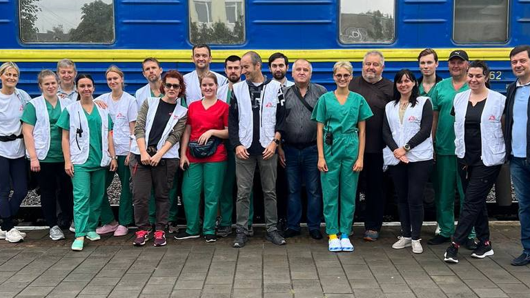 «Лікарі без кордонів» евакуювали 26 хворих та поранених осіб із зони бойових дій на Волинь