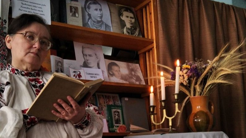 40 років серед книг: бібліотекарка з Волині створила театр і рятує сільську книгозбірню
