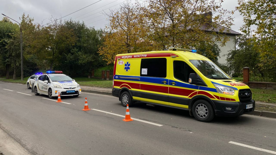 У Луцьку автівка наїхала на пішохода, постраждалого оглядають медики