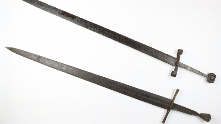 У Луцьку зберігаються стародавні мечі інкрустовані золотом