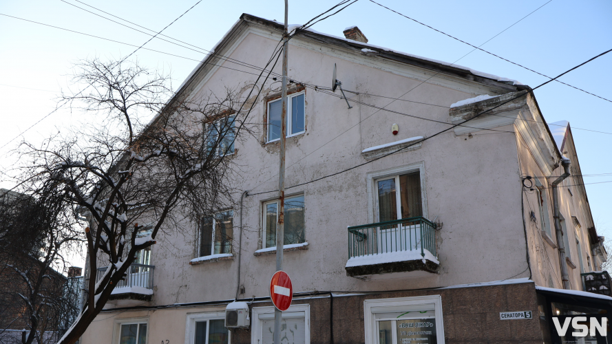 «Коли буде іскрити — тоді й наберете»: у Луцьку мешканці будинку чекають на ремонт оголених мереж, що обросли бурульками