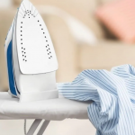 Не маєте світла? Ось як легко прасувати одяг без праски