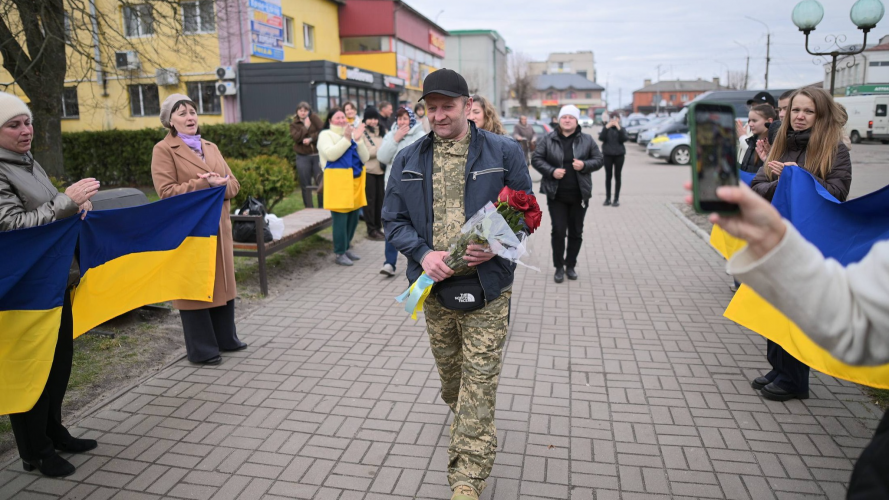 На Великдень — вдома: на Волині зустріли звільненого з полону Василя Луцика