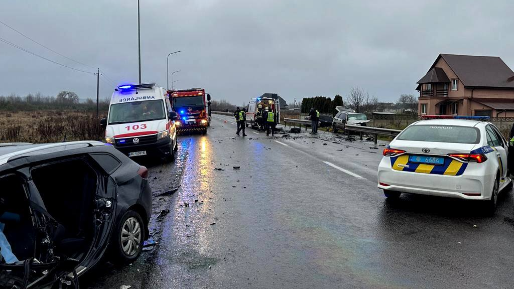 На Волині зіткнулися два автомобілі: рятувальники деблокували водіїв