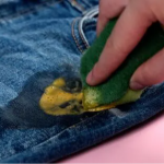 Як легко вивести плями з джинсів: народні та домашні методи, які дійсно працюють