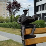 У Луцьку встановили відновлену скульптуру кликуна Книжка