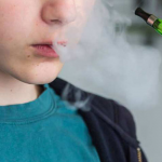 На Волині школяр курив електронку в ліцеї — його судили