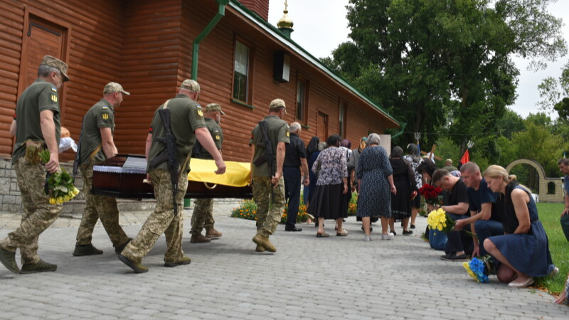 Загинув на Донеччині: у Луцькому районі попрощалися з Героєм Богданом Романчуком