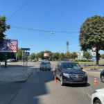 На самокаті вилетів на перехід і зіткнувся з авто: у Луцьку оштрафували 16-річного хлопця