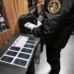 Через волинський кордон водій автобуса хотів у рюкзаку провести нових iPhone на майже 700 тисяч гривень