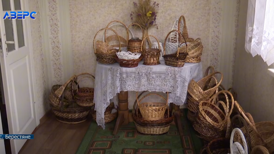 Майстер з Волині плете з лози кошики і меблі: вироби приїжджають купувати із сусідніх сіл
